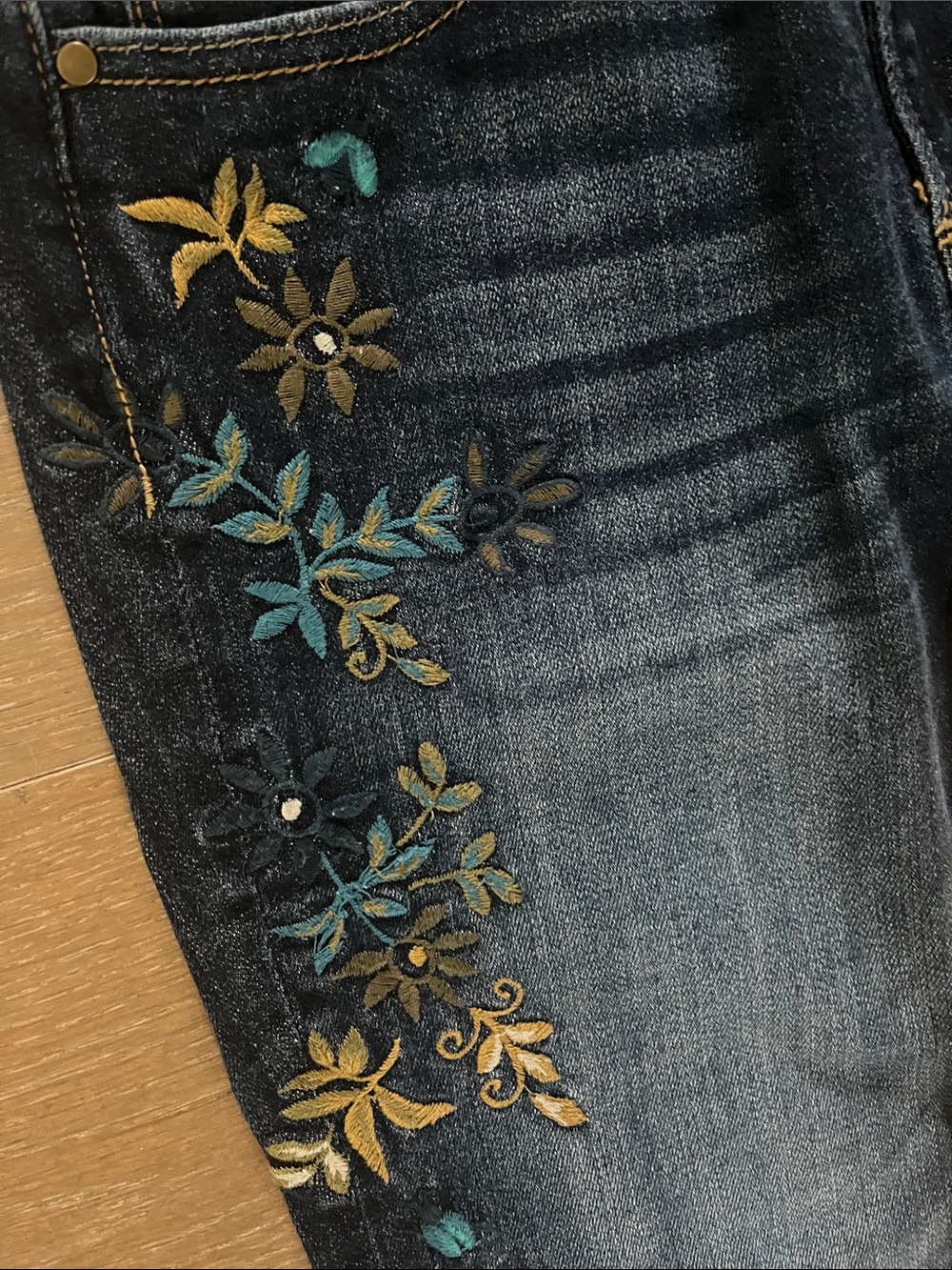 Sundance Driftwood Audrey Embroidered Floral Jeans | Dark Wash‎ | size 26 - Picture 7 of 11